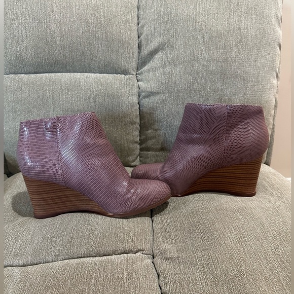 Journee Collection Glam Purple Faux Croc Wedge Booties - Picture 2 of 6